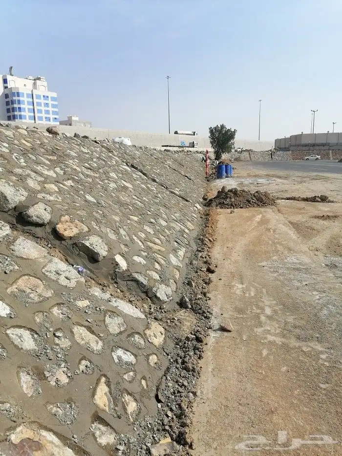 بنأ جدرانات بالحجر الكبير بالبكلين والشيول وعمل الربراب 4