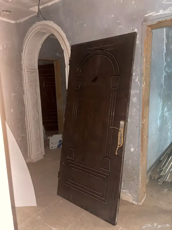 ابواب خشب مع حلوقها نظيفه جدا مع الكالون 1