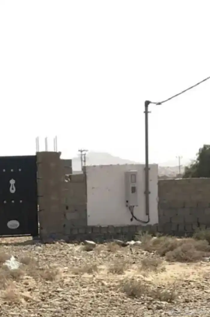 حوش كبير للبيع فيه بيت شعبي بعداد كهربة 15