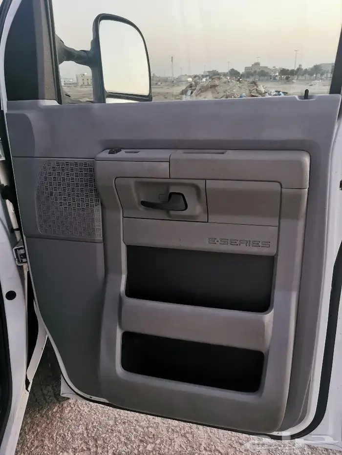 للبيع فان طويل بضاعه فورد E350 مخزن موديل 2011 22