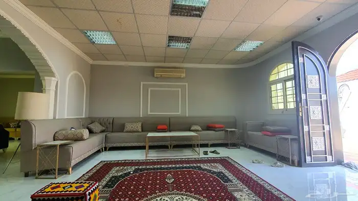 استراحة للبيع موقعها مميز 15