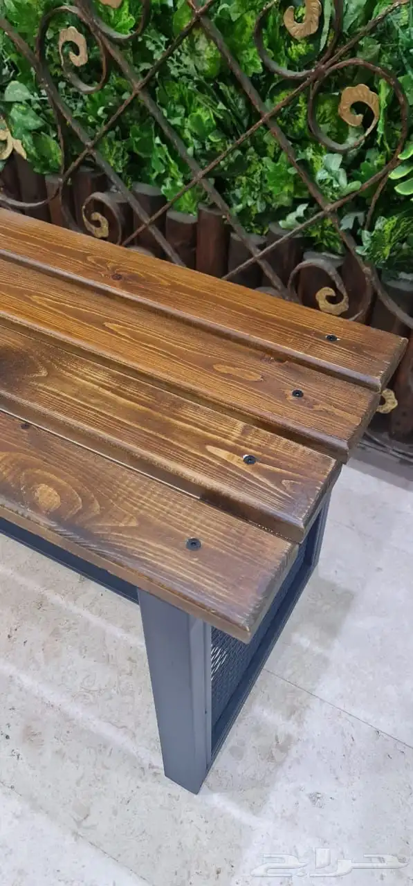 كرسي خشبي قاعده حديد وطاوله 2