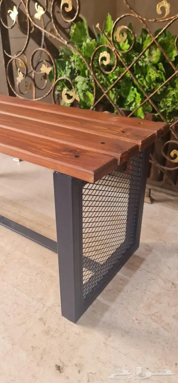 كرسي خشبي قاعده حديد وطاوله 3