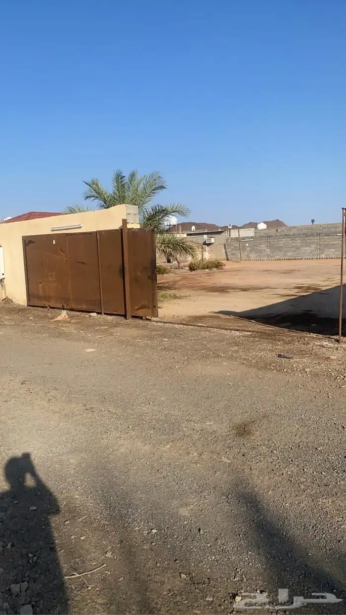 للبيع حوش في طريق حائل 2