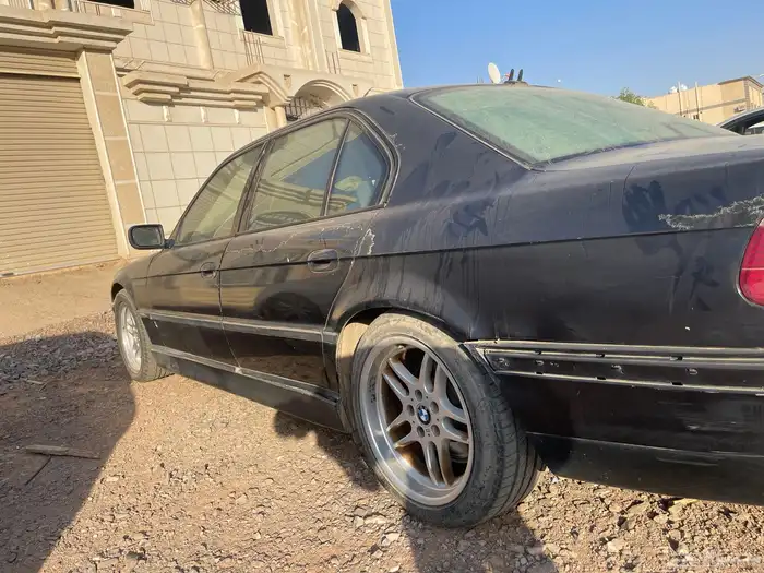 للبيع BMW 2000li او قطع للتشليح 2