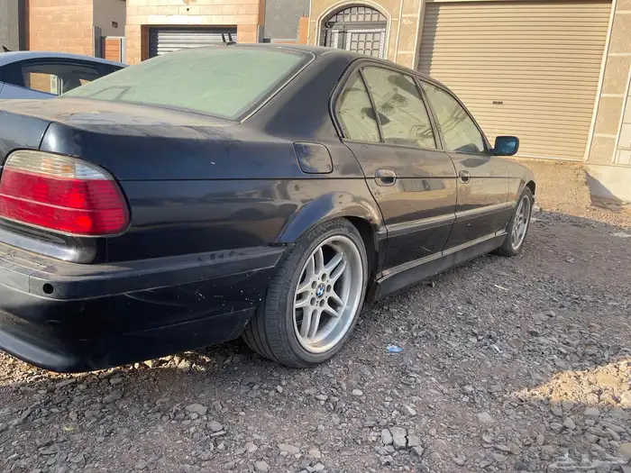للبيع BMW 2000li او قطع للتشليح 3
