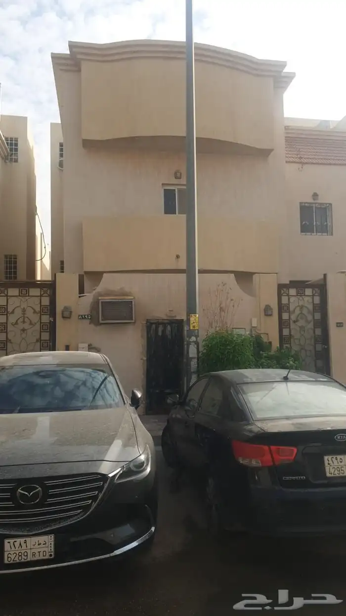 فيلا للبيع حي إشبيليا الرياض مساحة 300 0