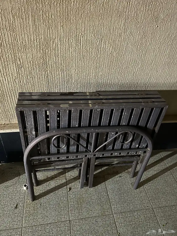 خمسه مساند و الفرشه و المركه و السرير الحديد 1