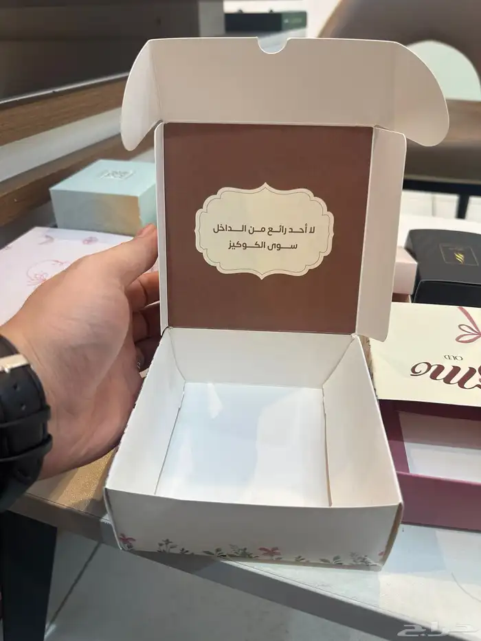 تصميم و تنفيذ جميع المطبوعات الورقية و بنر و ستيكر و رول اب 4
