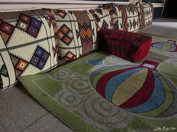 خمسه مساند و الفرشه و المركه و السرير الحديد 0