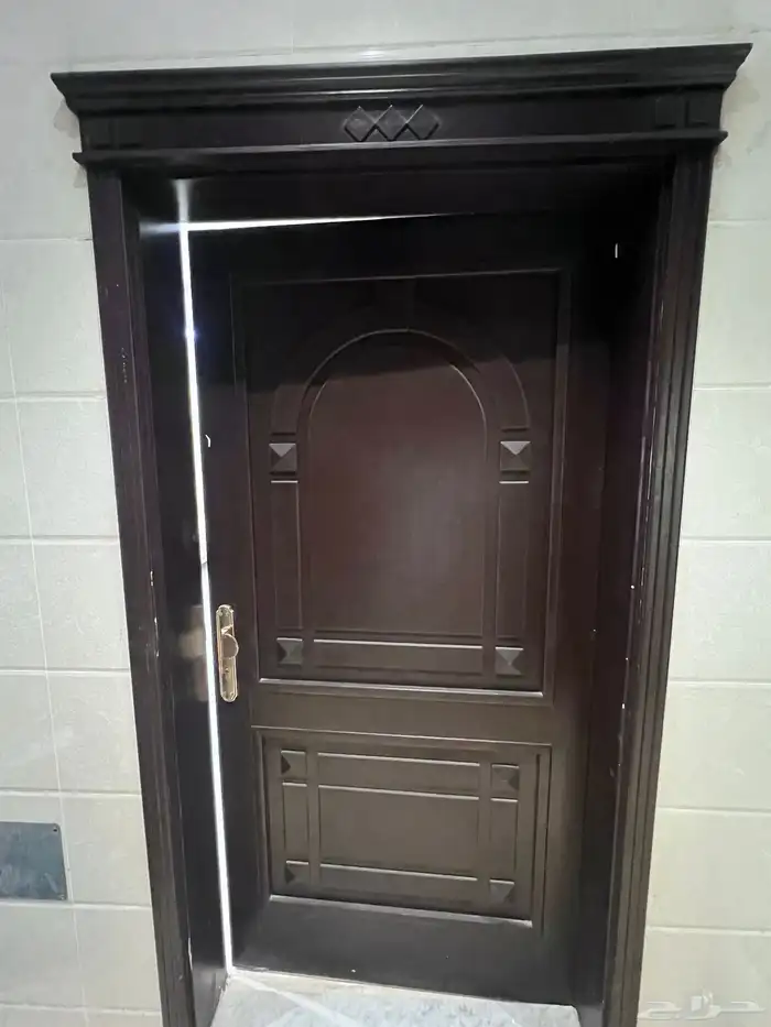 عندي 2 ابواب خشب فيكتها من شقتي تعتبر جديده .للبيع 0