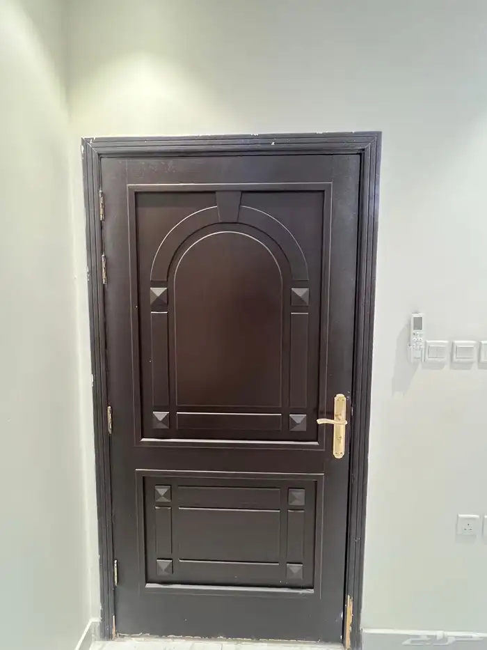 عندي 2 ابواب خشب فيكتها من شقتي تعتبر جديده .للبيع 1