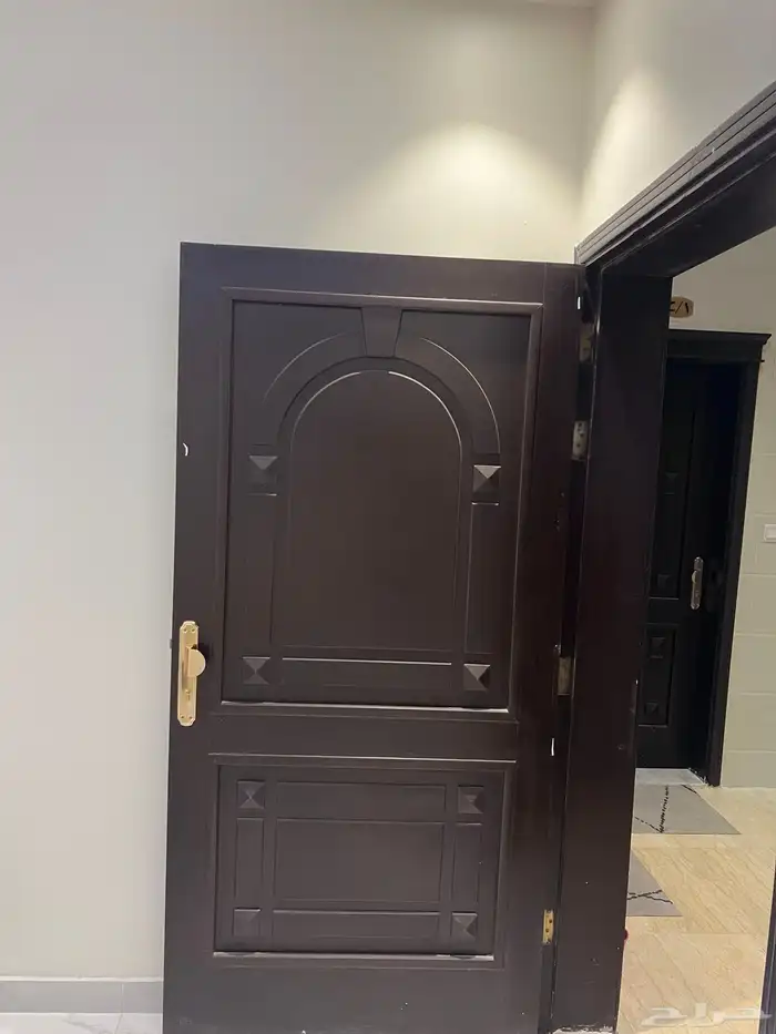 عندي 2 ابواب خشب فيكتها من شقتي تعتبر جديده .للبيع 2