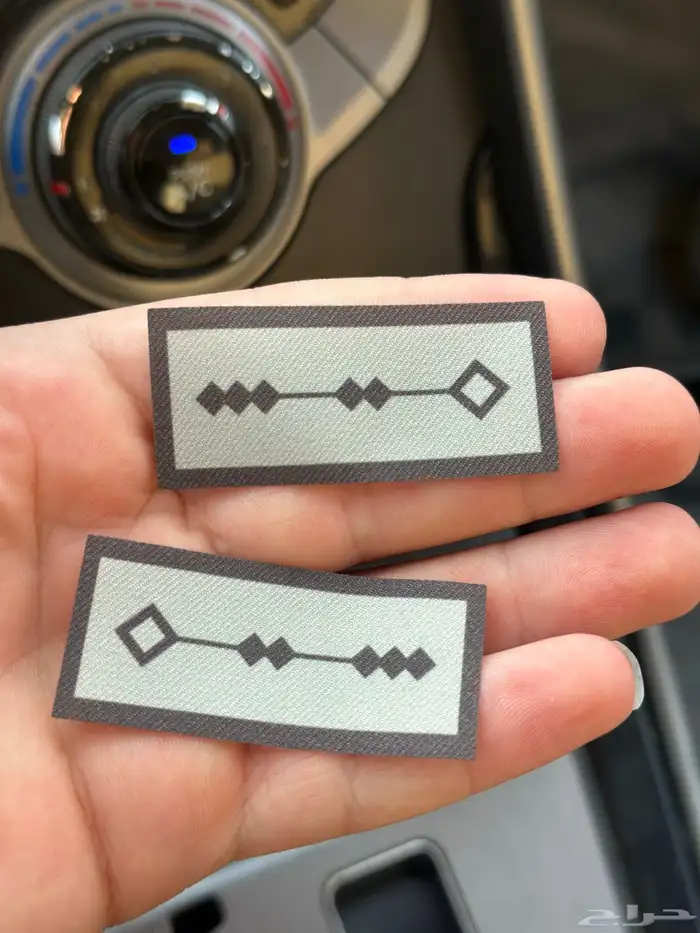 طباعة ليبل قماش للعبايات لوقو جلد بكجات عبايات 2