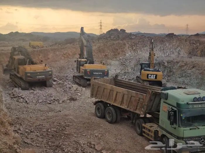 للايجار بوكلين حفار و دقاق مقاسات كبيرة 480 320 220 للع 1