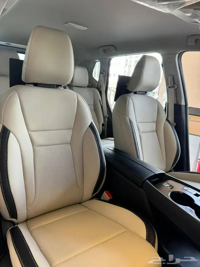 تنجيد سياره نيسان إكس تريل 2024 مع تركيب شاشات أمامية وخلفيه 11