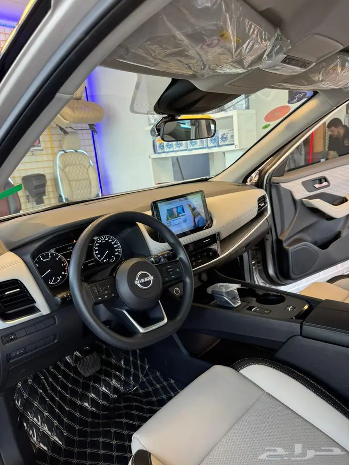 تنجيد سياره نيسان إكس تريل 2024 مع تركيب شاشات أمامية وخلفيه 7