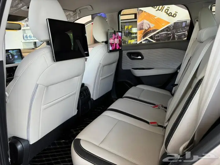 تنجيد سياره نيسان إكس تريل 2024 مع تركيب شاشات أمامية وخلفيه 1