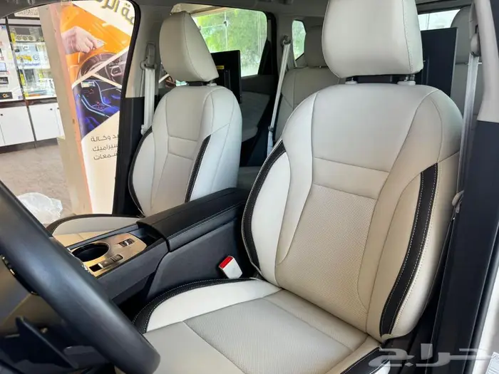 تنجيد سياره نيسان إكس تريل 2024 مع تركيب شاشات أمامية وخلفيه 4