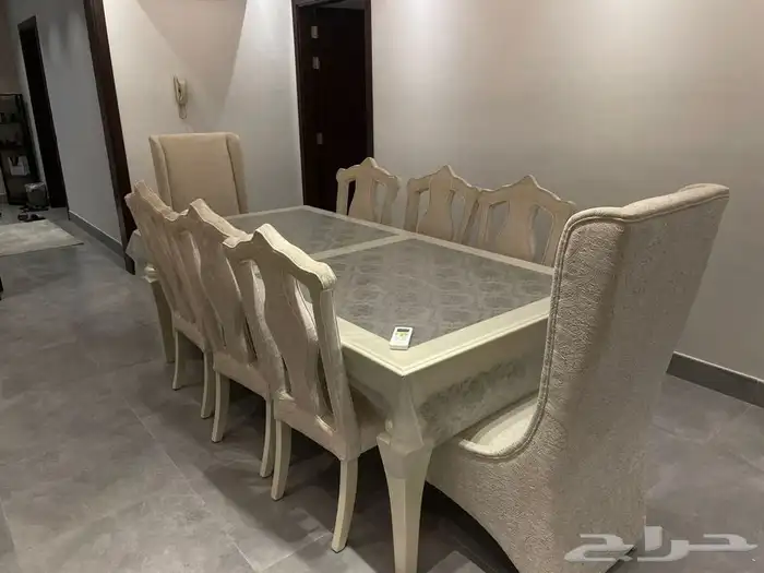 طاولة طعام نظيفة 8. كراسي 1