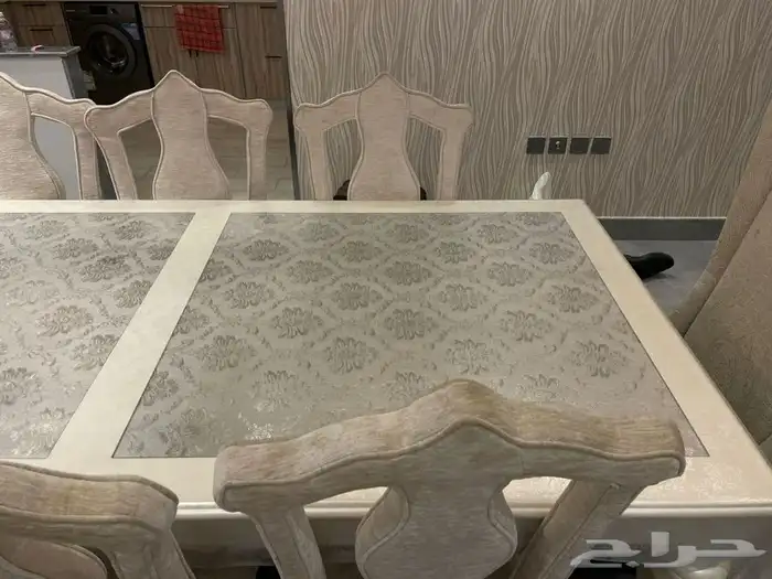 طاولة طعام نظيفة 8. كراسي 3