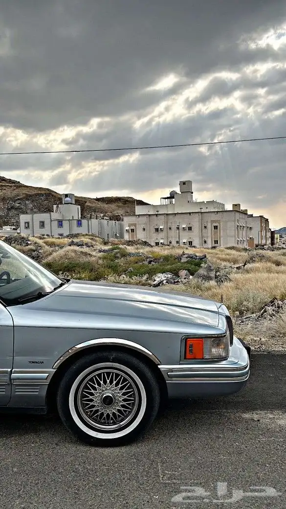 للبيع لينكون تاون كار موديل 1991 مخزن 5