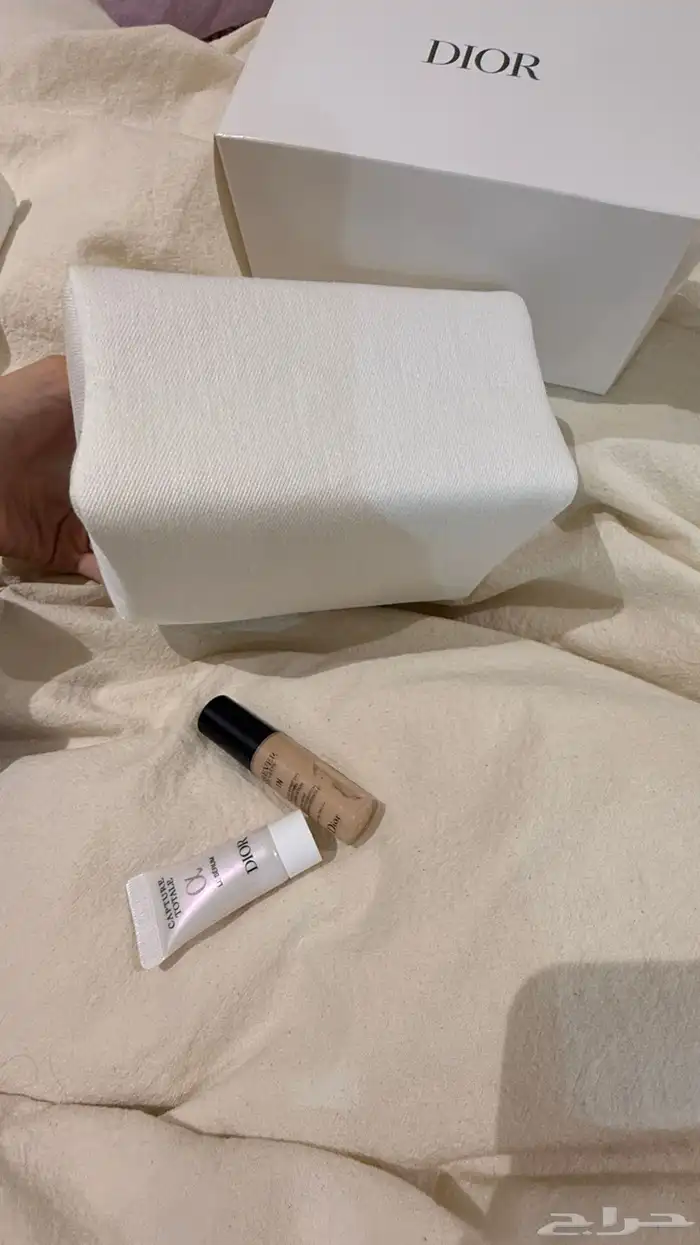 شنطة ميكب ديور ابيض وذهبي cosmatic dior bag white and gold 3