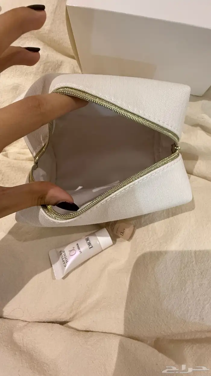 شنطة ميكب ديور ابيض وذهبي cosmatic dior bag white and gold 4