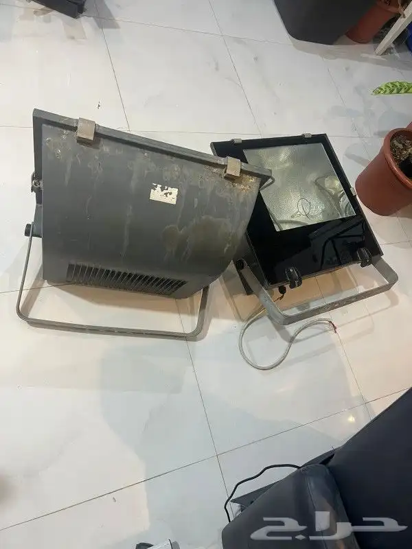 كشاف اضاءة حجم كبير قديم مستعمل عدد 2 4