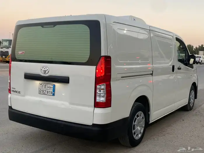 تويوتا باص بضاعه ثلاجه 2023 ديزل ممشى قليل 4