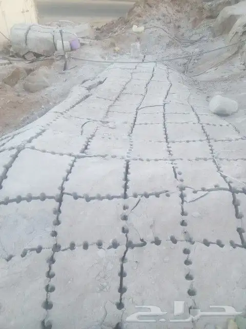 بوكلين لقص الارضي وبنا الجدران وكنمبريش لتفتيت الصخور 2