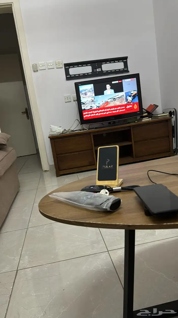 طقم كنب وشاشه 36 بوصه وطاولة تلفزيون 7