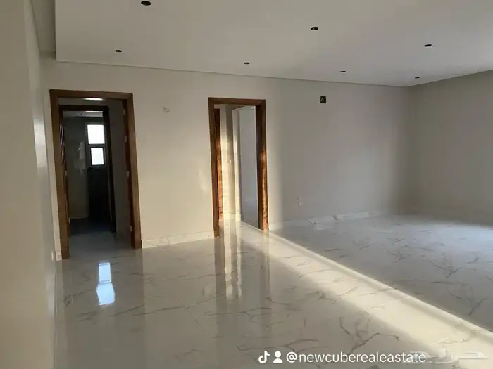 للبيع فيلا مع شقة مساحة 504 بحي العارض 14