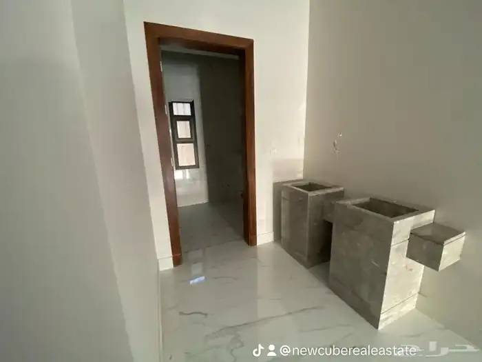 للبيع فيلا مع شقة مساحة 504 بحي العارض 13