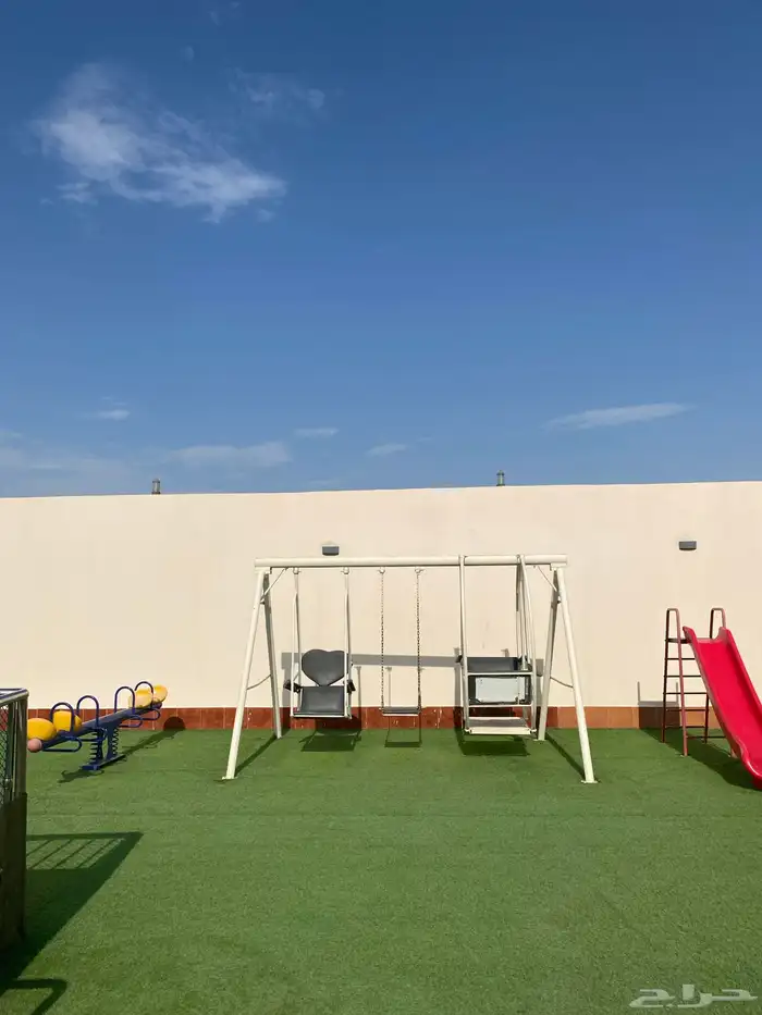 استراا حه قسمين وكل قسم مسبح كبير ويوجد ملعب متاح للحجز 20