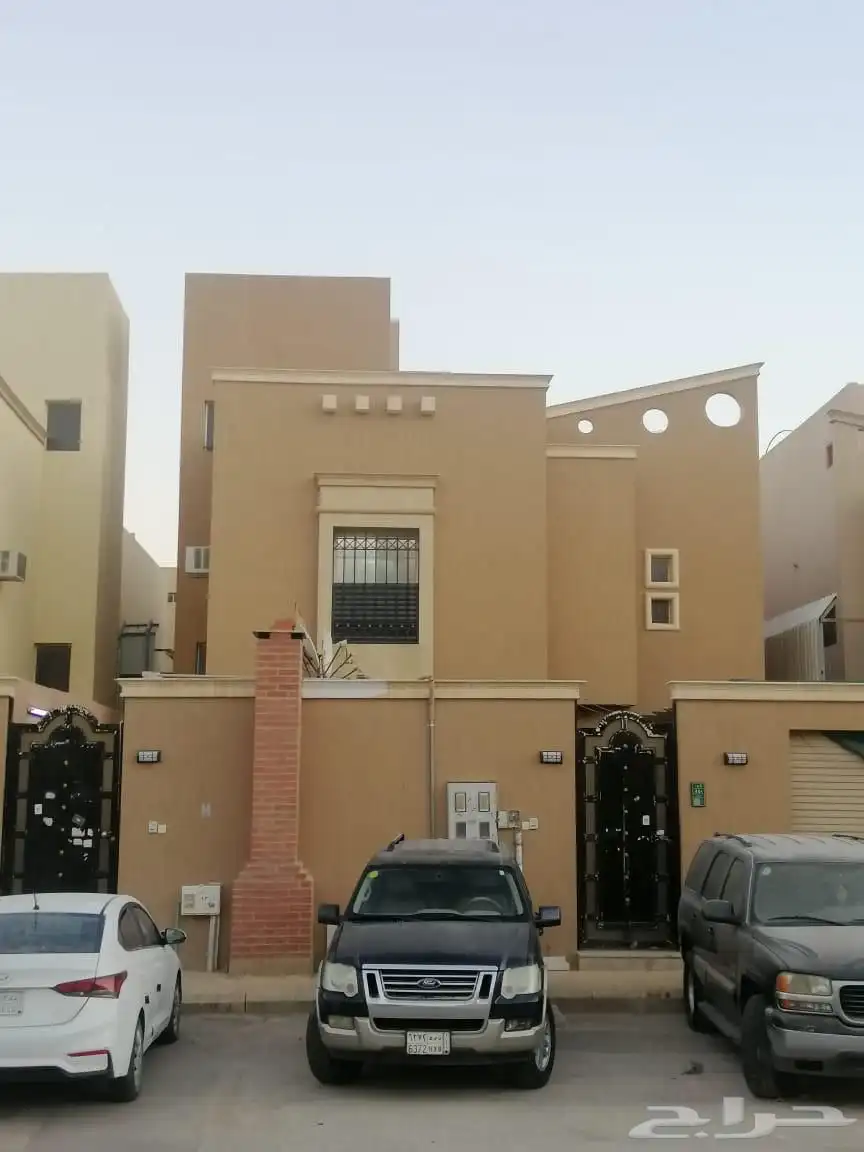 فلة للبيع بحي العزيزية 0