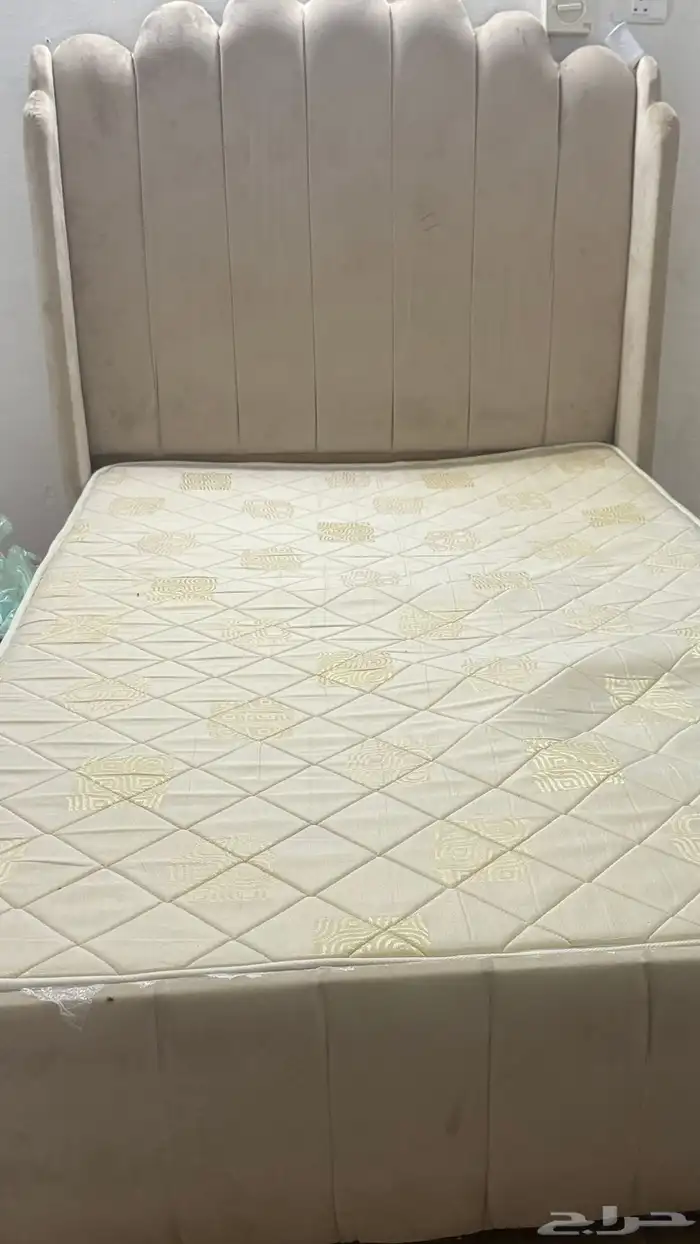 سرير ومرتبه نظيف للبيع 1