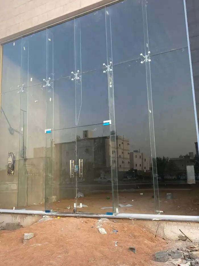 جميع اعمال الزجاج والمرايا وسكوريت. 18
