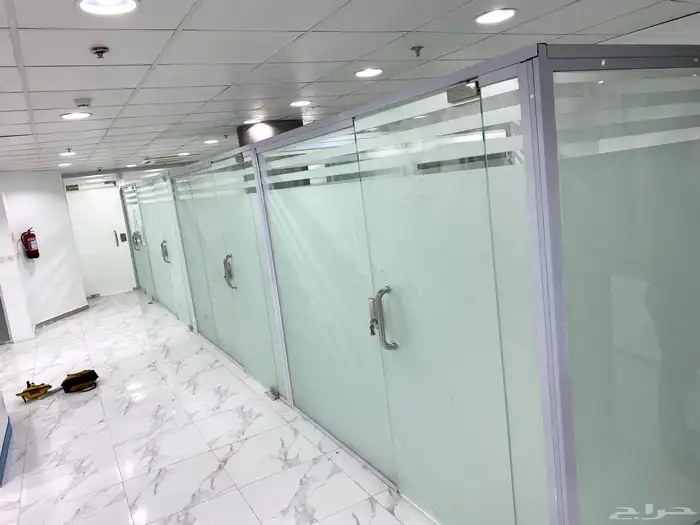 جميع اعمال الزجاج والمرايا وسكوريت. 16