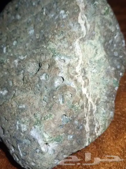 حجر حاضن بلورات.stone containing crystals 10