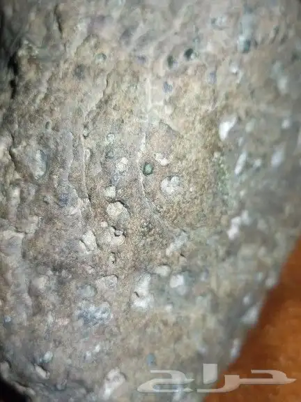 حجر حاضن بلورات.stone containing crystals 9