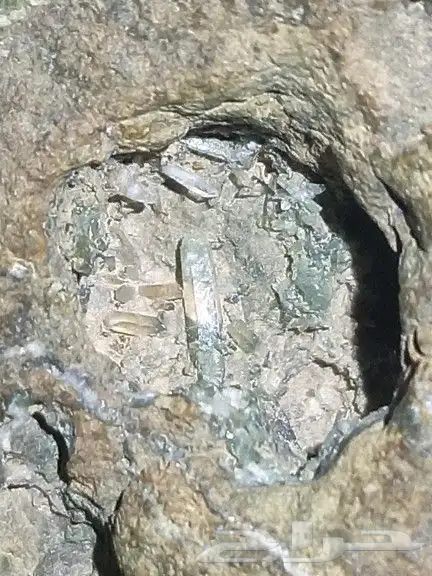 حجر حاضن بلورات.stone containing crystals 11