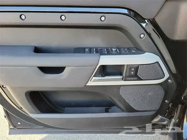 2022 Land Rover Defender 110 X-Dynamic SE 12