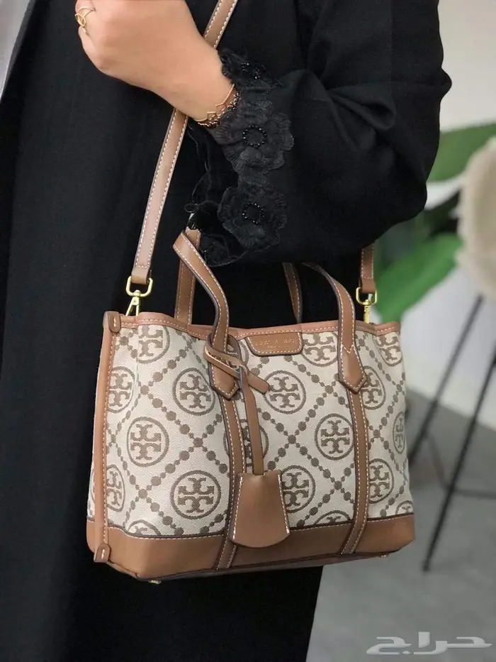 شنط ثلاث ماركات من فخامة شنطة برادا مع توري بورش سيلين PRADA 23