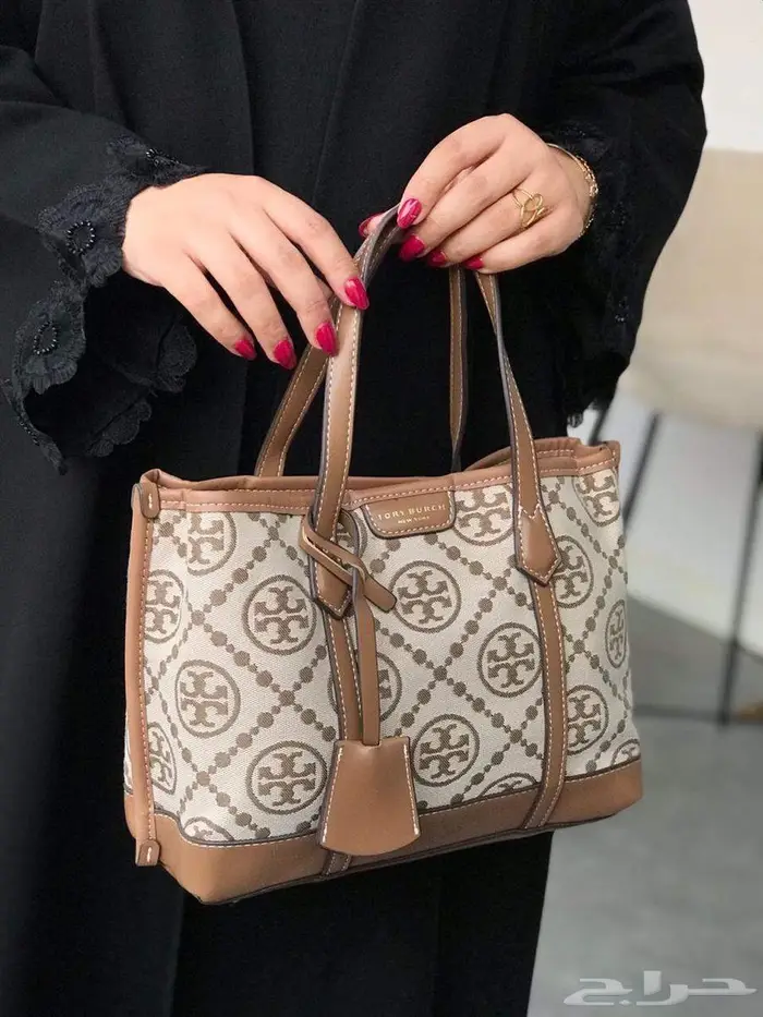 شنط ثلاث ماركات من فخامة شنطة برادا مع توري بورش سيلين PRADA 13