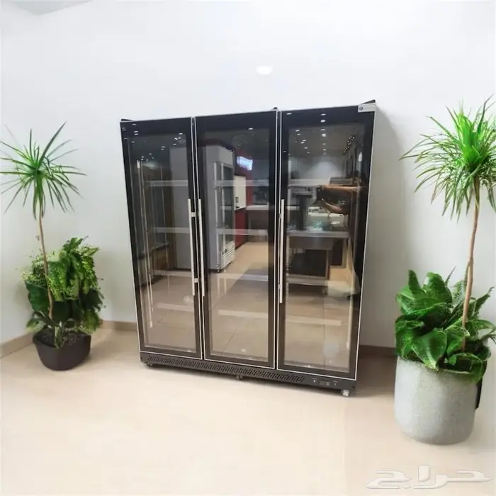 ثلاجات عرض اسود للعصيرات والماء ب احجام مختلفة 0