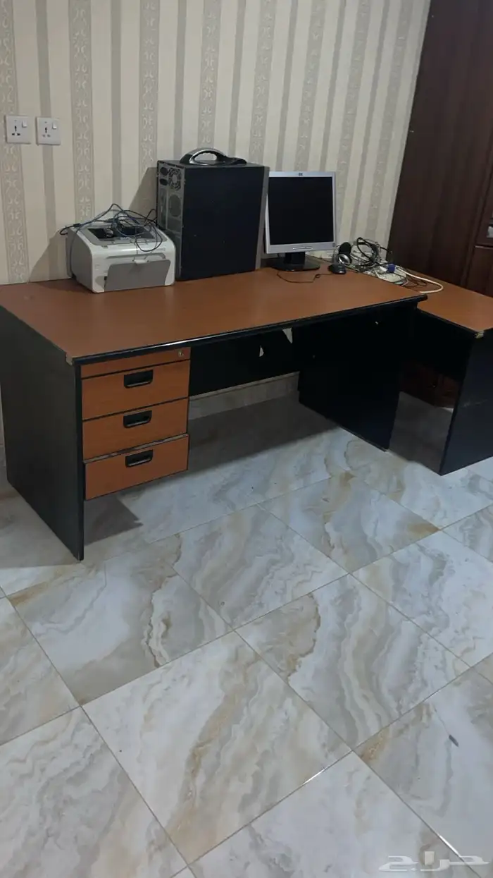 مكتب  كنب في حاله جيده فلتر هواء منقي 10