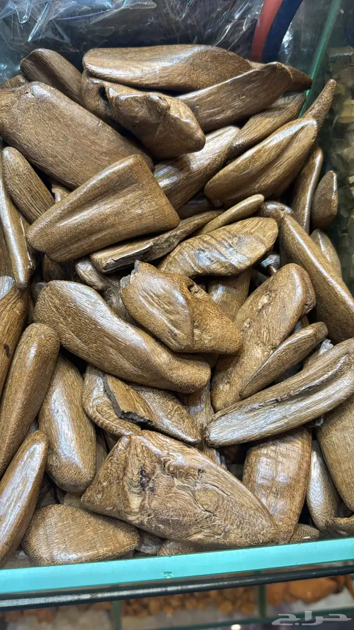 نوفر جميع العود والعطور والتجميل والساعات باسعارجملة الجملة 3