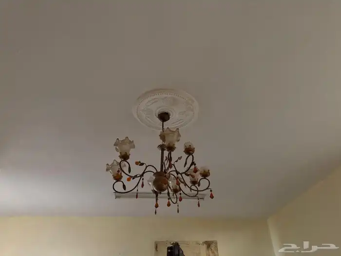 7 ثريات 3 مراوح 10 مغاسل 3 مجلى 1