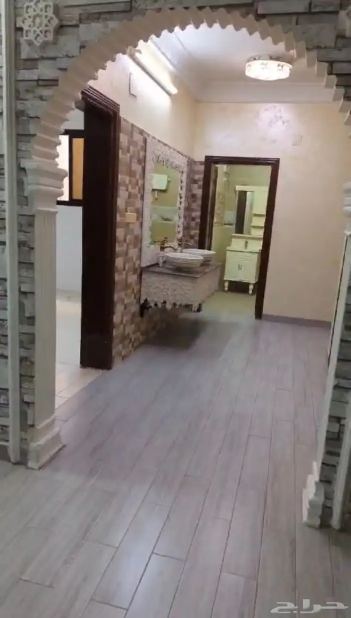 شقة مكونه من 5 غرف ومطبخ والغاز مجانا ويوجد مصعد 0